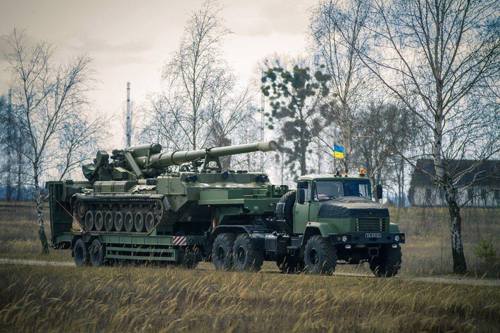 Ước tính vẫn còn khoảng 90 hệ thống pháo tự hành cỡ lớn này trên lãnh thổ Ukraine như một di sản của Quân đội Liên Xô, chúng được coi là phương tiện có khả năng sử dụng đạn hạt nhân chiến thuật.