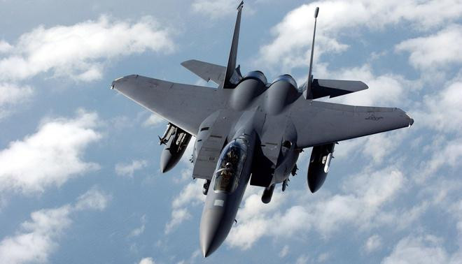 F-15E cũng là một trong những chiến đấu cơ có tốc độ cao lên tới Mach 2,5 trong khi Su-35 của Nga chỉ dừng lại ở tốc độ Mach 2,2.