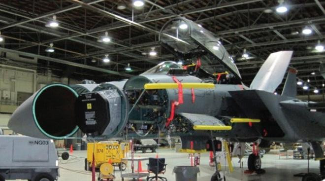 F-15E vừa sở hữu hệ thống radar mảng pha chủ động hiện đại, kết hợp trạm định vị quang học giúp nó có thể "đi săn" ngay cả khi hệ thống radar đã tắt.