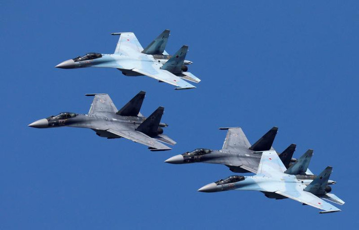 Khả năng cơ động cao của Su-35 sẽ cho phép bù đắp một phần trọng tải nhỏ hơn và sẽ cung cấp cho máy bay mức độ "sống sót" lớn hơn đáng kể do có thể né tránh tên lửa đối phương tốt hơn thông qua những động tác nhào lộn phức tạp.