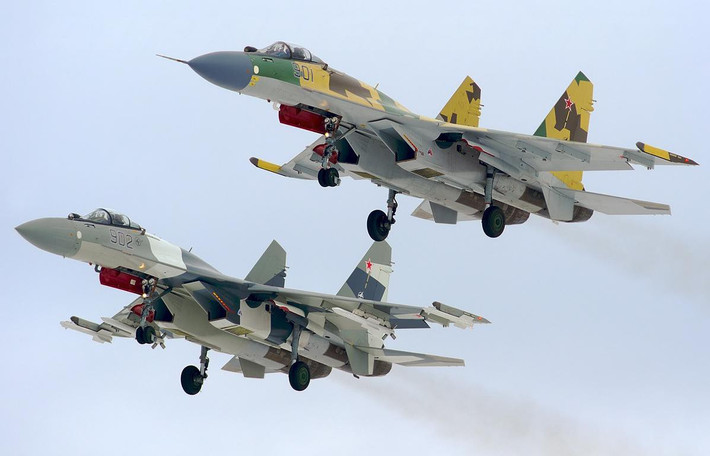 Động cơ của F-15EX thiếu vector lực đẩy, khiến nó mất ưu thế trong đối kháng cự ly gần, mặc dù F-15 Eagle ban đầu được thiết kế như một máy bay chiến đấu đa năng, sửa đổi mới phù hợp hơn cho những trận không chiến ngoài tầm nhìn.