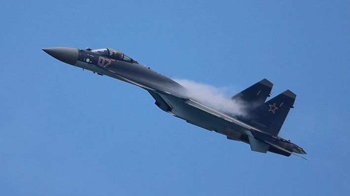 Như vậy, máy bay chiến đấu Su-35 có phạm vi tiêu diệt mục tiêu trên không gấp hơn 2 lần, nó sẽ sớm nhận được tên lửa K-77 mới có tầm bắn 197 km và hệ thống dẫn đường độc đáo với dàn ăng ten hoạt động theo từng giai đoạn - tất cả những điều này sẽ khiến việc né tránh trở nên cực kỳ khó khăn.