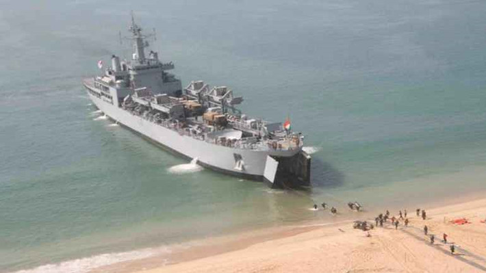 Do là tàu vận tải đổ bộ, tốc độ tối đa của INS Airavat thực tế không quá cao, chỉ khoảng 16 hải lý - tương đương khoảng 30 km/h tùy thuộc vào điều kiện thời tiết.