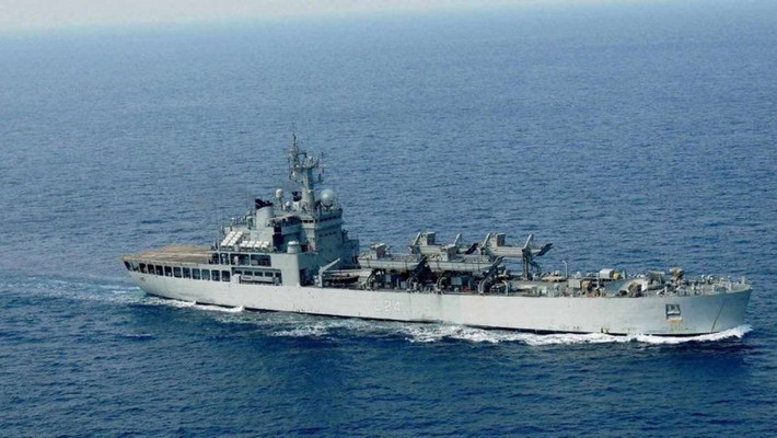 Theo thiết kế lý thuyết, tàu Airavat có giãn nước tối đa 5650 tấn, tàu có chiều dài 125 mét, lườn rộng 17,5 mét, mớm nước tối đa khi mang đầy tải là 4 mét.