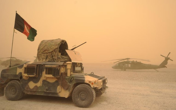 Tháp súng máy của xe Humvee được thiết kế với các tấm thép chắn để bảo vệ cho xạ thủ, ngoài ra vị trí này cũng có thể xoay tròn để dễ dàng tấn công mục tiêu.