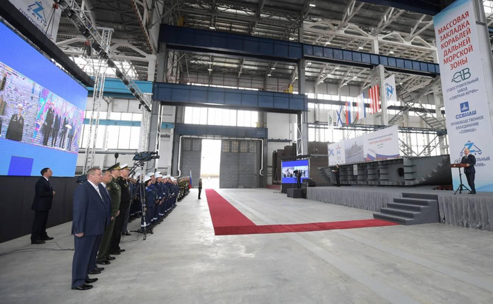Hai tàu đổ bộ tấn công đa năng Dự án 23900 đã được đặt đóng vào ngày 20/7/2020 tại nhà máy Zaliv ở Kerch với sự chứng kiến của Tổng thống Vladimir Putin. Đây sẽ là những tàu đầu tiên thuộc lớp này được đóng ở Nga.
