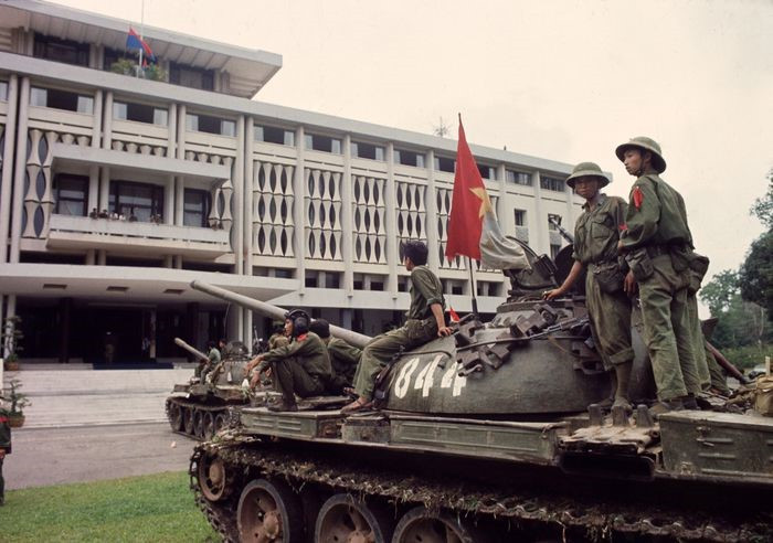 11 giờ 30 phút ngày 30/4/1975, Sài Gòn chính thức được giải phóng, cuộc kháng chiến thống nhất đất nước của Việt Nam đã kết thúc sau hơn 20 năm.