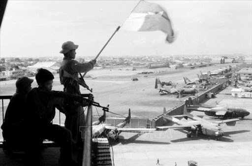 Quay trở lại với giờ khắc lịch sử 30/4/1975, sau khi sân bay Tân Sơn Nhất bị quân giải phóng tấn công, kế hoạch di tản bằng máy bay cánh bằng từ sân bay này của Mỹ, coi như đã chấm dứt.