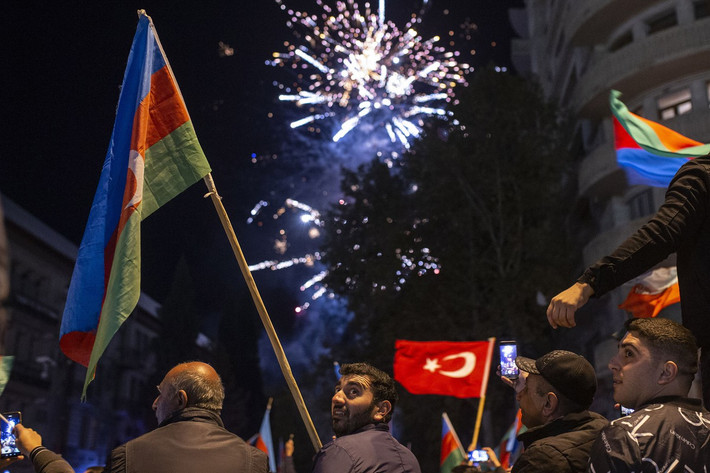 Người dân Azerbaijan đổ ra đường ăn mừng sau khi cuộc xung đột kết thúc bằng một hiệp ước ngừng bắn.