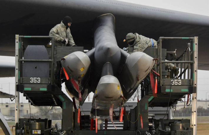 Cuộc tập kích đầu tiên vào Hà Nội diễn ra trong ngày 18/12/1972. 129 chiếc B-52 với nhiều phiên bản cải tiến khác nhau đã được huy động (87 chiếc cất cánh từ căn cứ không quân Andersen ở Guam trên Thái Bình Dương, và 42 chiếc khác xuất phát từ sân bay quốc tế U-Tapao - Pattaya ở Thái Lan).