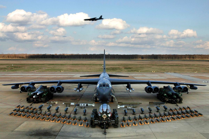 "Để tìm hiểu quyết định trên, hãy nhớ lại lần tham chiến đầu tiên của B-52 tại miền Bắc Việt Nam, diễn ra đã cách đây 5 thập kỷ", tạp chí Forbes đăng tải.