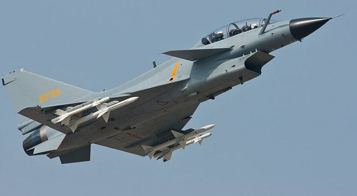 Phiên bản mới nhất của J-10 là J-10C, với hệ thống điện tử hàng không được nâng cấp và có cửa hút khí mới, J-10C có thể bắn các loại tên lửa không-đối-không mới của Trung Quốc, trong đó có một số loại tên lửa tầm xa dẫn đường bằng radar.