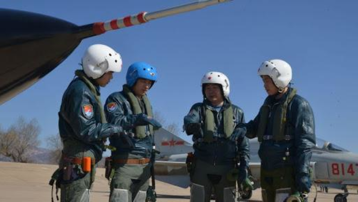 J-10 là tiêm kích đa năng do Tập đoàn Công nghiệp Máy bay Thành Đô của Trung Quốc sản xuất.