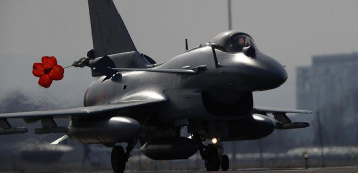 J-10 có 3 giá treo vũ khí ở mỗi bên cánh và 3 giá treo ở thân (có thể tăng lên 11 giá treo), giúp nó có tải trọng vũ khí tương tự như MiG-29 và F-16.