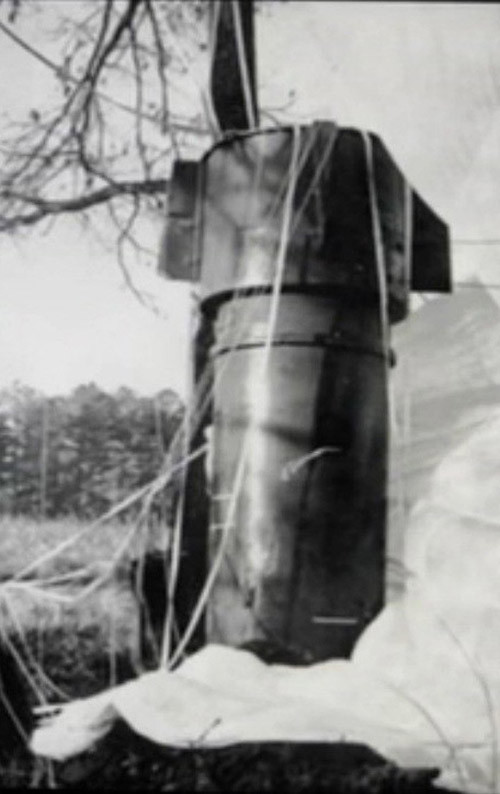 Ngày 24/1/1961, một chiếc B-52 mang theo hai quả bom hạt nhân chứa 24 megaton bị rơi trong khi cất cánh từ căn cứ không quân ở Goldsboro, North Carolina. Một trong hai quả bom đã chìm trong vùng đất nông nghiệp lầy lội và lõi uranium của nó cũng mất tích dù người ta đã đào rất sâu để tìm nó. Quả bom thứ hai may mắn hơn đã được hạ cánh an toàn vì dù của nó vướng vào cây.