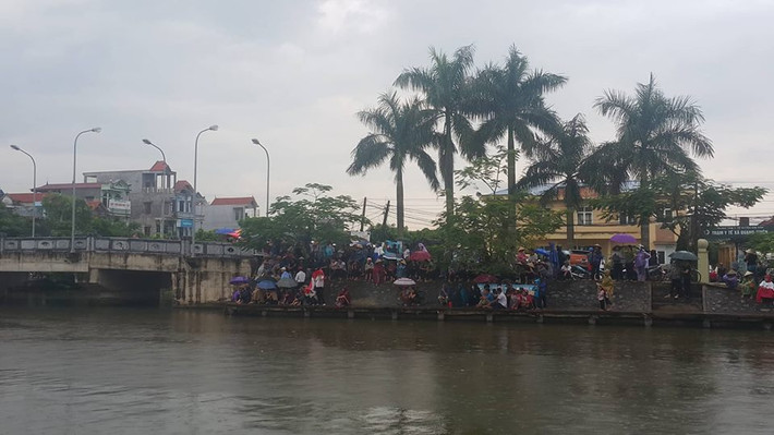 Từ sáng nhiều người dân đã đổ ra đường chờ đón linh cữu Chủ tịch nước Trần Đại Quang. Ảnh Hải Ninh