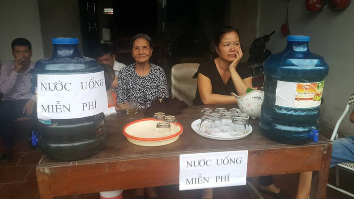 Người dân tự nguyện phục vụ nước miễn phí cho những người đến viếng. Ảnh Hải Ninh