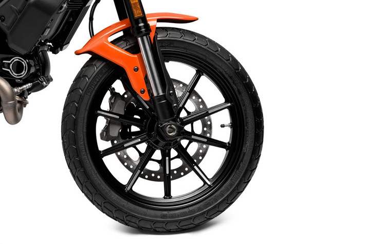 Tay côn dầu trên Scrambler 2019 cho cảm giác nhẹ hơn và có nhiều cấp độ điều chỉnh. Hệ thống phanh cũng được cải tiến với hệ thống chống bó cứng phanh ABS được nâng cấp lên module Cornering ABS biến thiên theo góc cua do Bosch sản xuất. Bên cạnh đó, hệ thống treo trên Scrambler 2019 đã được điều chỉnh mềm hơn.