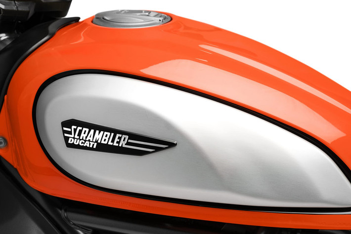 Ốp bình xăng được gò nổi cơ bắp là điểm thừa hưởng từ đàn anh Scrambler 1100. Yên xe cũng được hạ thấp đôi chút và phẳng hơn.