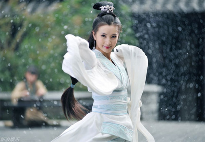 Có truyền thuyết nói nàng tên thật là Nhâm Hồng Xương, do vào hậu cung của Hán Linh đế, được nhận một chức quan nhỏ là “điêu thuyền”, do đó mới có tên gọi như vậy.