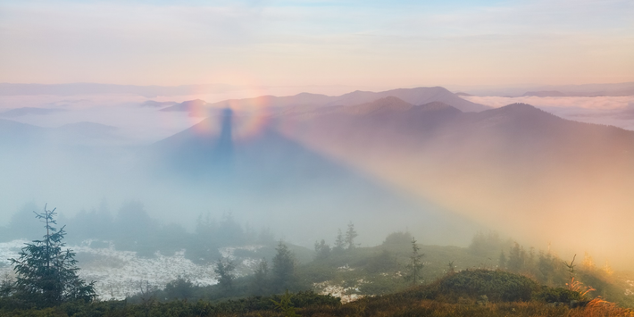Tuy nhiên, thực tế là Brocken spectre hay " bóng ma núi" là kết quả của sự phản chiếu ánh sáng của Mặt Trời khi một người đứng trên đỉnh núi cao hắt bóng xuống đám mây hoặc sương mù ở phía dưới.