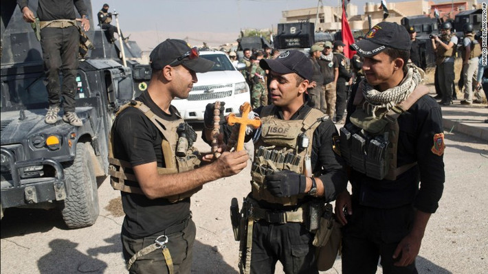 Lính đặc nhiệm Iraq cầm trên tay cây thánh giá tìm thấy ở thị trấn Bartella, nơi nhiều người theo đạo Cơ đốc giáo sinh sống.