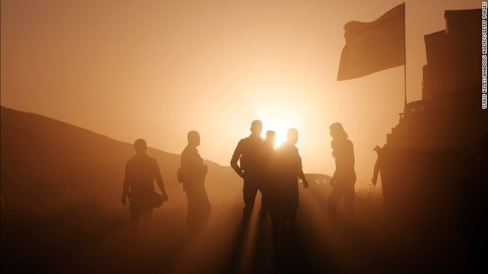 Lực lượng vũ trang Peshmerga của người Kurd chuẩn bị vào vị trí chiến đấu khi tiến về hai làng Imam Reza và Tizxirab ở huyện Bashiqa trong chiến dịch Mosul, Iraq. Ảnh chụp hôm 23/10/2016.