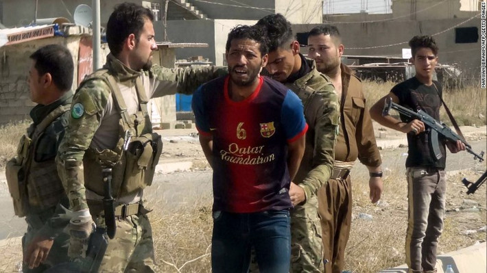Lực lượng an ninh người Kurd Iraq bắt giữ nghi phạm IS ở vùng ngoại ô Kirkuk hôm 22/10/2016.
