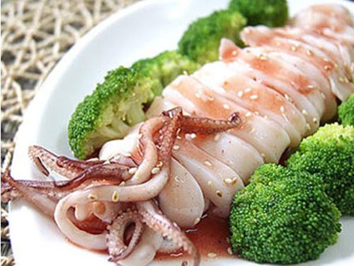 3. Mực. Câu "đen như mực" từ lâu đã ăn sâu vào tâm trí người Việt. Ban đầu nó là sự so sánh theo đúng nghĩa đen nhưng về sau nó còn mang ý nghĩa so sánh tình huống không may của ai đó. Chính vì vậy, mực cũng là món người ta kiêng dùng đầu tháng nhưng lại dùng để giải đen cuối tháng hoặc vào thời điểm cuối năm.