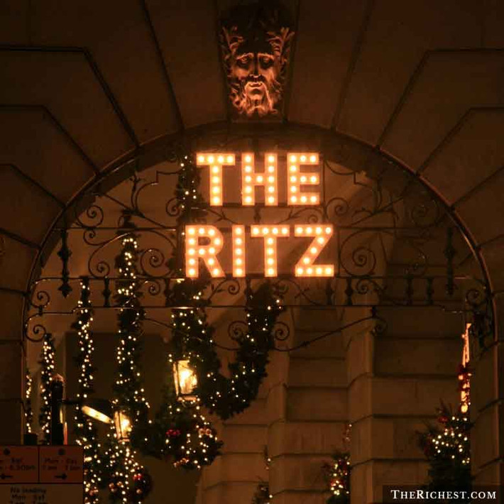 Các nhà thiết kế tàu đã lấy khách sạn hạng sang Ritz ở London để làm cảm hứng đóng con tàu sang trọng này.