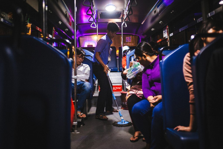 Xe buýt thường bị nhiều người chê nhếch nhác, chen lấn, ngột ngạt và điểm đỗ không tiện lợi nên ngại sử dụng. Điều đó khiến các phụ xe thường xuyên phải cố gắng làm sạch sàn ôtô.