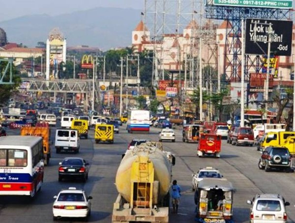 Đại lộ Commonwealth (Philippines): Các phương tiện luôn di chuyển một cách tùy tiện giữa ô tô xe máy và thậm chí là cả người đi bộ, không tuân theo một luật lệ giao thông nào khiến con đường này thường xuyên trở nên ách tắc. Và hàng năm xảy ra hàng nghìn vụ tai nạn ở nơi đây khiến cho hàng trăm người chết và bị thương.