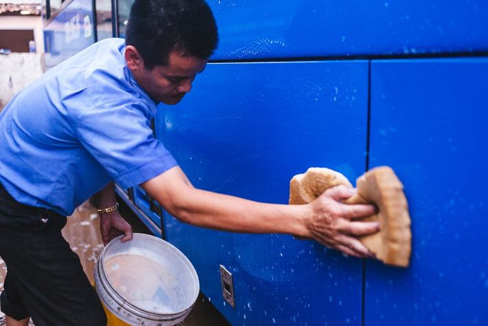 Để đảm bảo cho hành khách đi trên một phương tiện sạch sẽ, mỗi buổi sáng, các xe buýt đều được vệ sinh. Đây cũng là công việc bắt buộc của các tài xế, phụ xe.