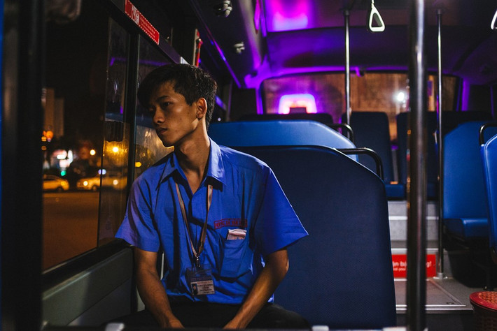 Tuấn (phụ xe, 21 tuổi) thảnh thơi nhưng vẫn trong tâm trạng thèm ngủ. Thanh niên này cho biết, chỉ sau một giờ xe xuất bến, anh ta sẽ phải chen chúc với khách để soát vé, thu tiền.