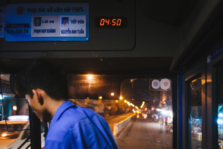 4h50, chuyến xe buýt thứ ba mang số 150 (Bến xe Chợ Lớn – Bến xe Tân Vạn) bắt đầu xuất phát. Lúc này đường phố vẫn còn sáng đèn và khá vắng vẻ người qua lại.