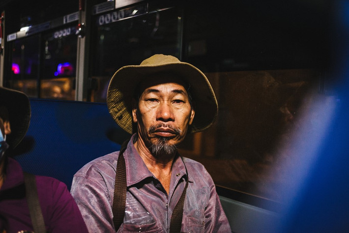 Người đàn ông này thường đi xe buýt đến khu vực cầu Sài Gòn để bán vé số. Ông cho biết hàng ngày đều xuất phát lúc tờ mờ sáng.