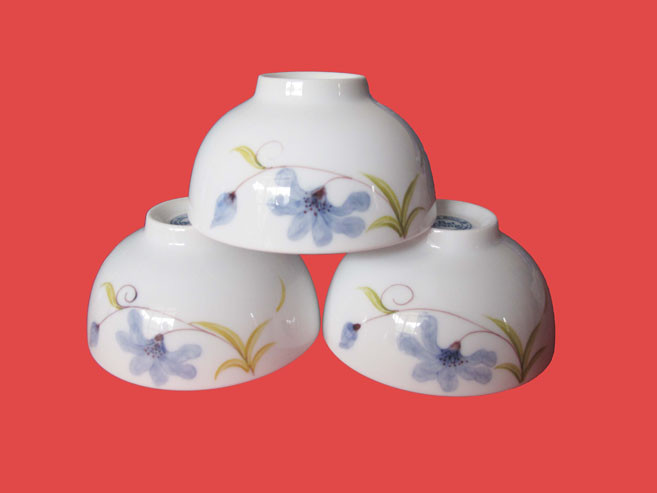 Thứ nhất: Bát đĩa cũ không được để lung tung. Nếu có bát đĩa cũ không dùng đến muốn bỏ đi. Nên dùng giấy màu đỏ bọc lại, đợi sau giờ trưa thì bỏ vào thùng rác. Nguồn ảnh: Internet.