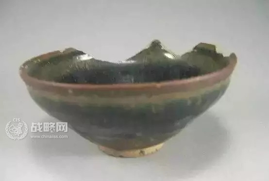 Thứ hai: Bát đĩa bị vỡ hoặc bị sứt không nên tiếp tục dùng. Trong quan niệm dân gian bát đĩa sứt vỡ chỉ để dành cho người chết dùng. Nguồn ảnh: Internet.