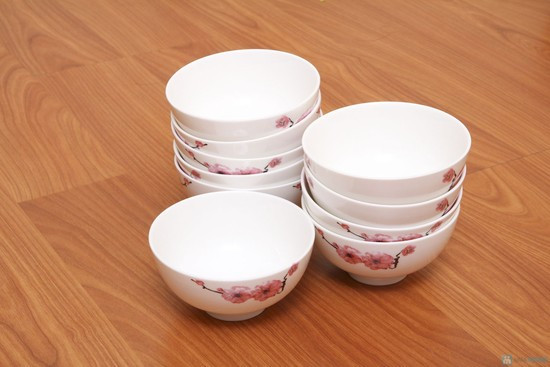 Bát là vật dụng quan trọng và được sử dụng hàng ngày trong nhà. Bát đĩa đại diện cho vận Thực lộc, tượng trưng cho bằng chứng về sự tồn tại của đồ ăn thức uống, khẩu phú và sự giàu sang của một gia đình. Nguồn ảnh: Internet.