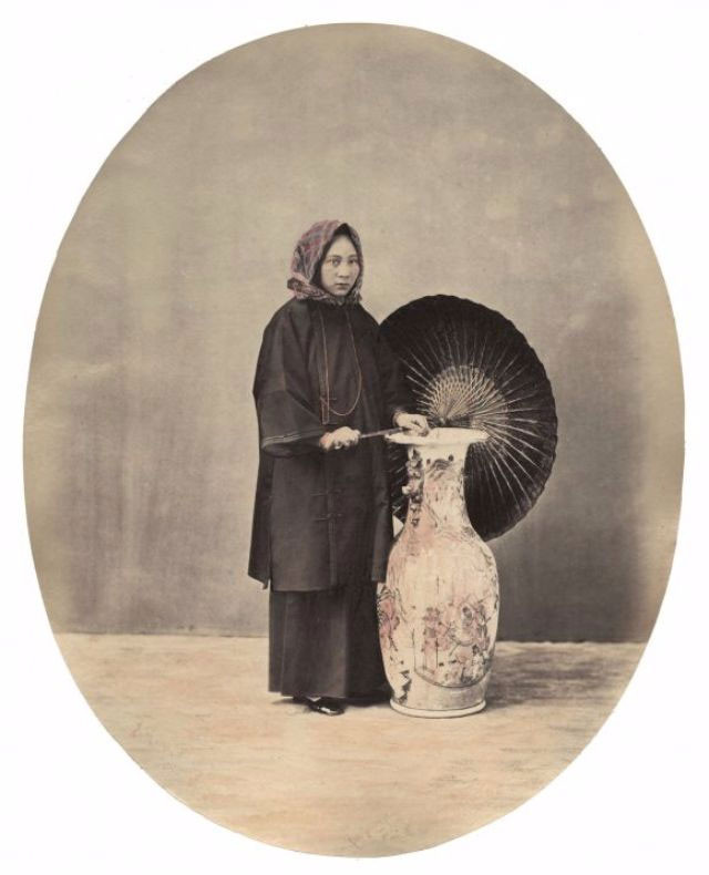 Sinh ra ở Anh năm 1832, William Saunders chuyển tới Trung Quốc hồi những năm 1850 và mở một hiệu chụp ảnh ở Thượng Hải vào năm 1862. Ông đã chụp lại con người, cảnh vật và cả cuộc sống hàng ngày của người dân ở đất nước Trung Quốc hồi thế kỷ 19. Trong ảnh, người phụ nữ không bó chân, khăn trùm đầu là hình ảnh điển hình về phụ nữ ở Quảng Đông hồi cuối triều đại nhà Thanh. Ảnh VT