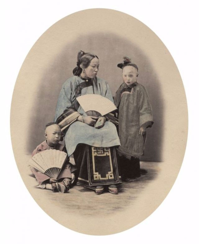 Mẹ và hai con chụp ảnh chân dung. Họ là những người tới từ Ninh Ba. Ảnh VT