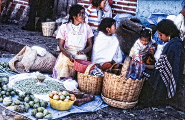 Những nông sản quê được bày bán ở chợ. Ảnh VT