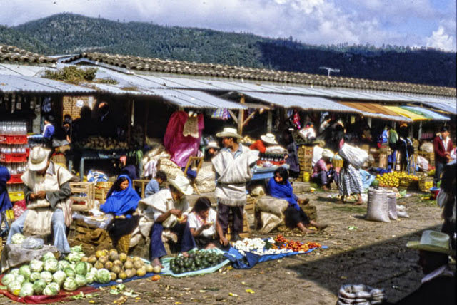 Khung cảnh buôn bán tại một chợ quê ở quốc gia Mexcio năm 1980. Ảnh VT
