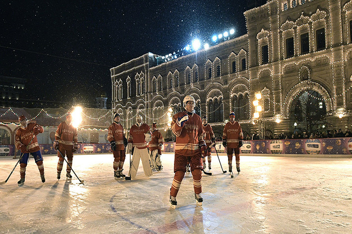 Tổng thống Nga Vladimir Putin tham gia trận đấu hockey ban đêm trên Quảng trường Đỏ. Nguồn ảnh: RT.