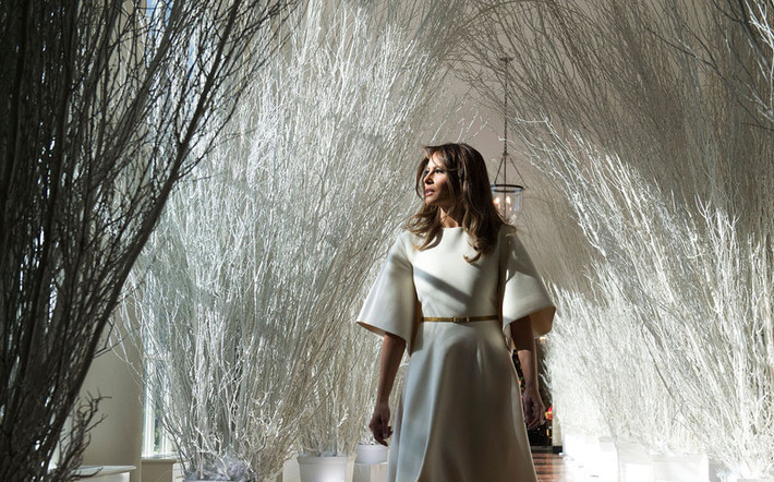 Năm đầu tiên đón Giáng sinh tại Nhà Trắng, Đệ nhất phu nhân Melania đích thân lên ý tưởng và trang trí, biến nơi đây thành một lâu đài tuyết tràn ngập ánh sáng và màu sắc. Hôm 27/11, Melania xuất hiện rạng rỡ trong bộ váy trắng tại buổi giới thiệu Nhà Trắng trước thềm Giáng sinh. Các em nhỏ tới tham quan trầm trồ khen đệ nhất phu nhân Melania đẹp như thiên thần. Ảnh: Getty.