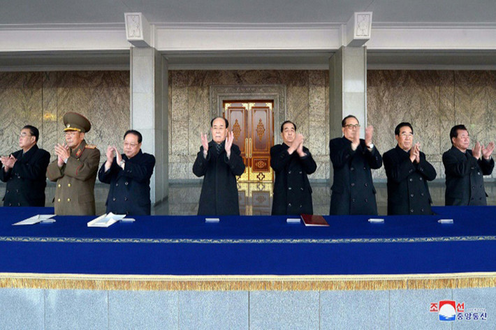 Hình ảnh Chủ tịch Quốc hội Triều Tiên Kim Yong-Nam (đứng giữa) tham dự buổi lễ mít tinh với các nhà lãnh đạo khác ở Bình Nhưỡng hôm 1/12 vừa rồi. Ảnh:KCNA.