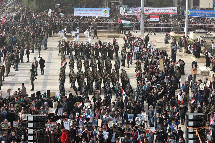 Còn Thị trưởng Aleppo Hussein Diab khẳng định, chiến thắng Aleppo đạt được là nhờ vào tình cảm giữa quân đội và các dân tộc trên khắp đất nước Syria, chỉ rõ con đường thắng lợi trong cuộc chiến chống khủng bố. Nguồn ảnh: SANA.