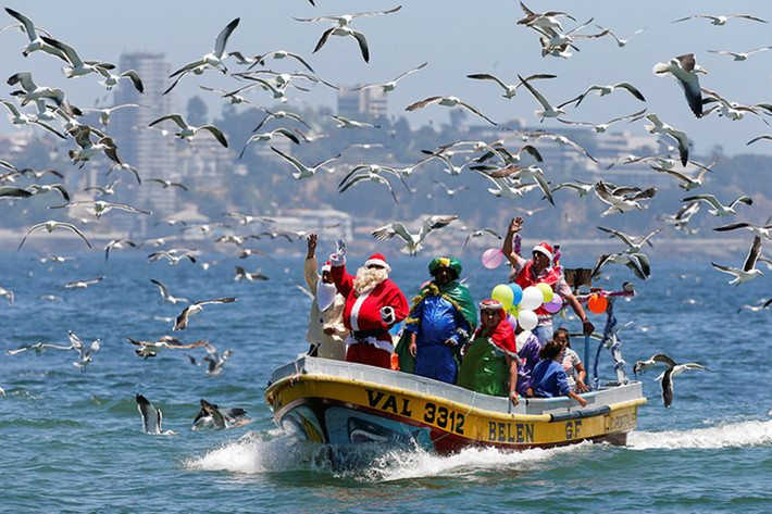 Một người đàn ông trong bộ trang phục của ông già Noel chuẩn bị cho đêm Giáng sinh tại bờ biển Valparaiso, Chile hôm 24/12. Nguồn ảnh: TASS.