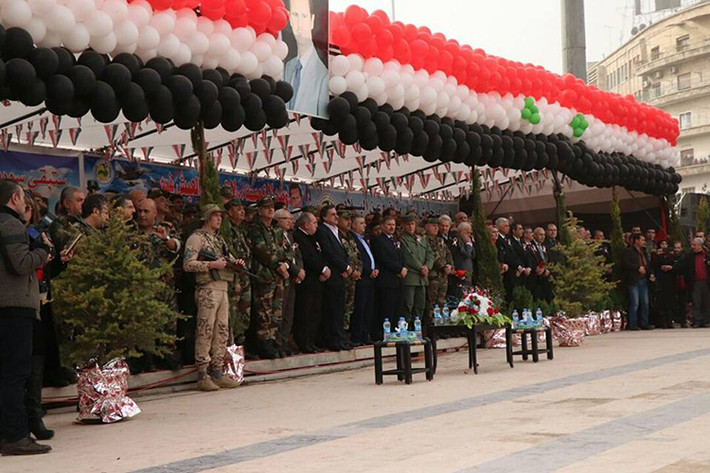 Trong hình ta có thể thấy tham dự lễ kỷ niệm 1 năm giải phóng Aleppo có cả đại diện của Lực lượng vũ trang Nga tại Syria. Nguồn ảnh: SANA.