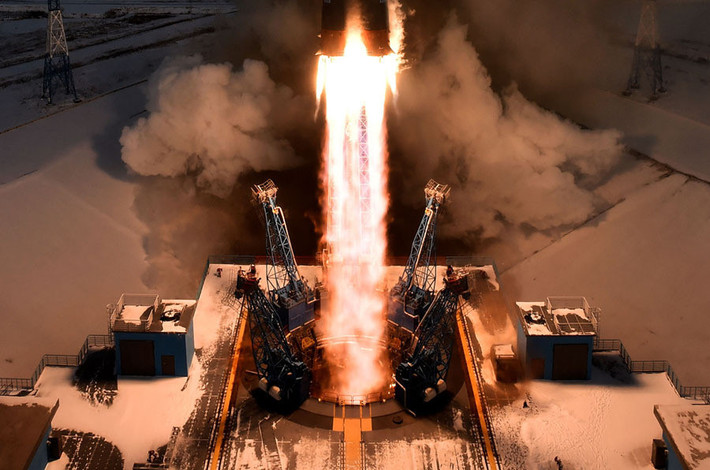 Tên lửa Soyuz-2 được phóng lên thành công từ sân bay vũ trụ Vostochny ngày 28/11 mang theo vệ tinh khí tượng thủy văn Meteor-M 2-1 và 18 thiết bị vũ trụ nhỏ khác. Đây là vụ phóng tên lửa đẩy thứ hai của Nga từ sân bay vũ trụ mới Vostochny ở vùng Viễn Đông, sau vụ phóng đầu tiên tại cơ sở này hồi năm 2016. Ảnh: AFP.